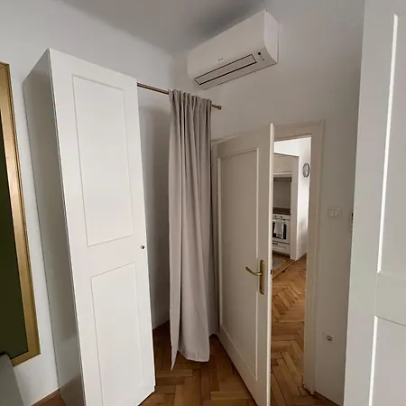 Trina In The Centre Daire *